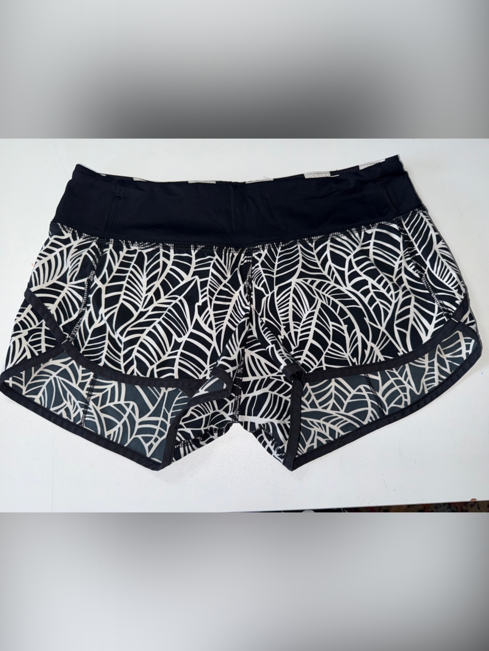Lululemon Shorts Running Zipper Pocket Lightweight Size 4   2.5" inseam